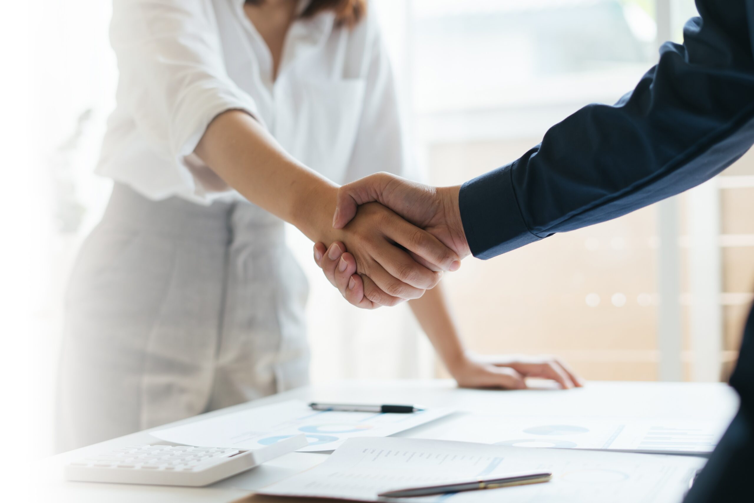 לחיצת יד בין עו״ד ללקוח כחלק מתהליך קבלת חוות דעת רישוי עסקים לעו״ד מסחריים